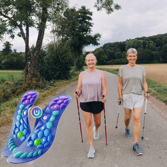 Due persone camminano all'aperto con i bastoncini da nordic walking accanto a un paio di solette Akusoli